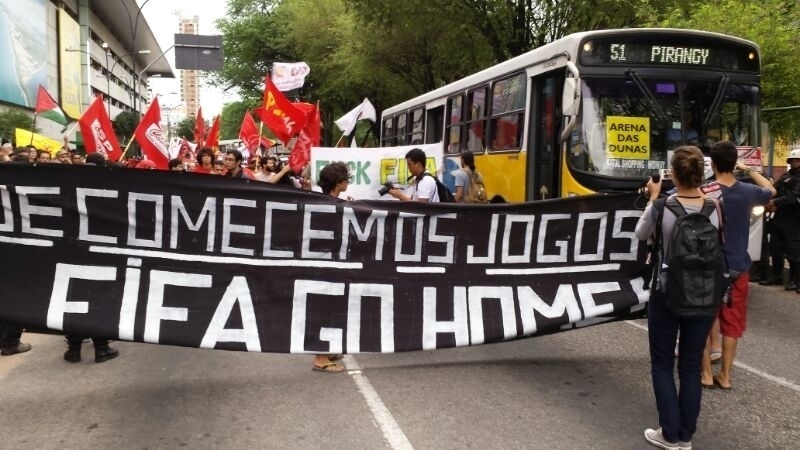 16.06.14 - Manifestantes invadem rua de Natal para protestar contra a Copa do Mundo