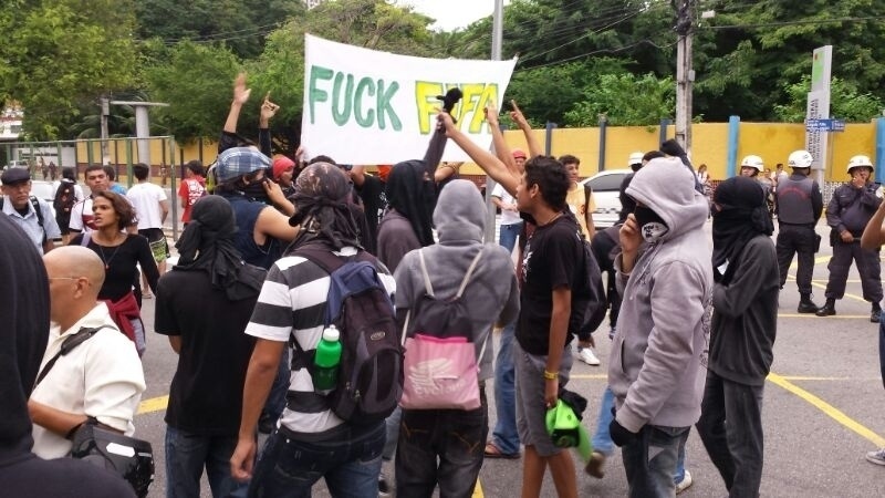 16.06.14 - Manifestantes se reúnem para protestar contra a Fifa e a Copa do Mundo em Natal