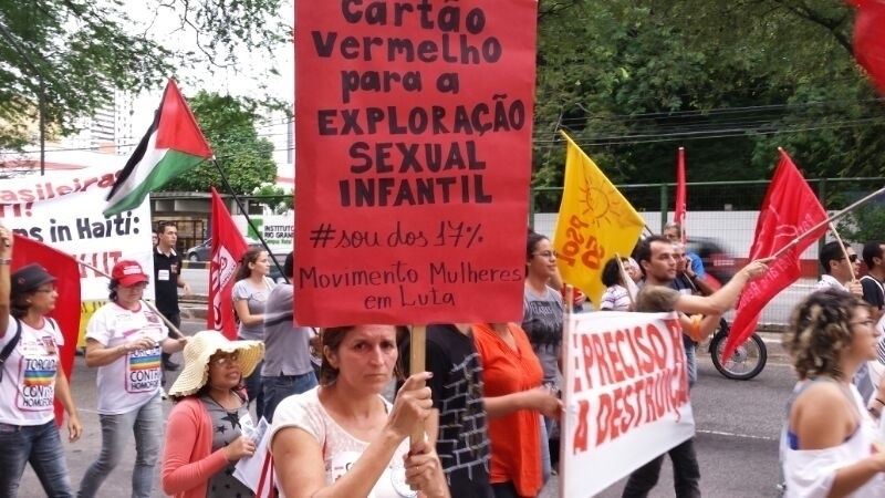 16.06.14 - Mulher carrega faixa contra a exploração sexual infantil em manifestação em Natal