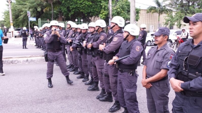 16.06.14 - Policiais bloqueiam entrada para a Arena das Dunas, em Natal, onde Gana e Estados Unidos se enfrentam às 19h