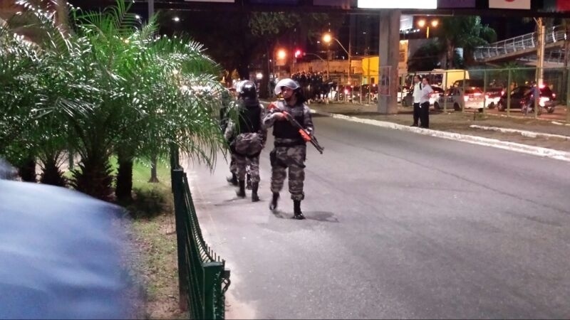 16.06.14 - Policiais fazem a segurança próximo à Arena das Dunas, onde acontece uma manifestação contra a Copa do Mundo