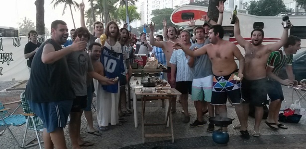 Cerca de 15 argentinos decidiram realizar um churrasco improvisado em Copacabana 