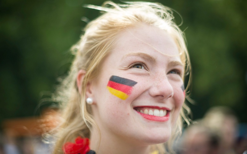 16.jun.2014 - Bela torcedora alemã acompanha a estreia contra Portugal em Berlim