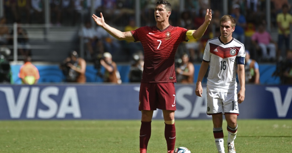 16.jun.2014 - Cristiano Ronaldo reclama com a arbitragem durante partida entre Portugal e Alemanha