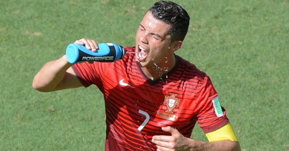 16.jun.2014 - Cristiano Ronaldo tenta se refrescar do calor de Salvador durante jogo de Portugal contra a Alemanha