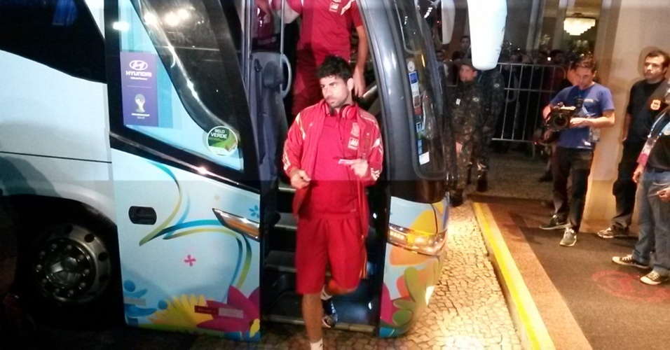 16.jun.2014 - Diego Costa desce do ônibus da Espanha na chegada a hotel no Rio de Janeiro 