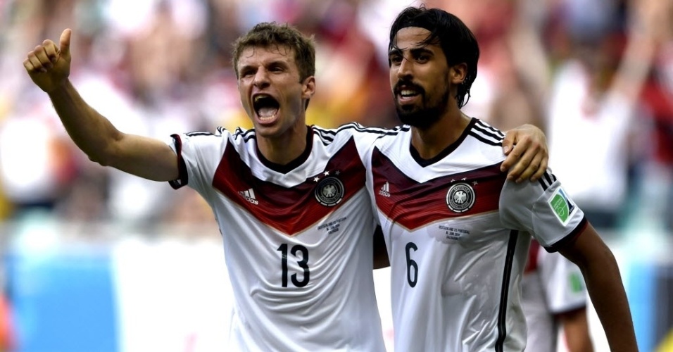 16.jun.2014 - Thomas Müller comemora com Khedira após marcar para a Alemanha na vitória sobre Portugal