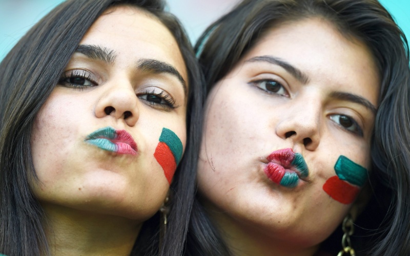 16.jun.2014 - Torcedoras pintam o rosto nas cores de Portugal
