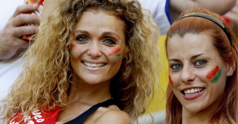 16.jun.2014 - Torcedoras se pintam com as cores de Portugal para torcer na Fonte Nova