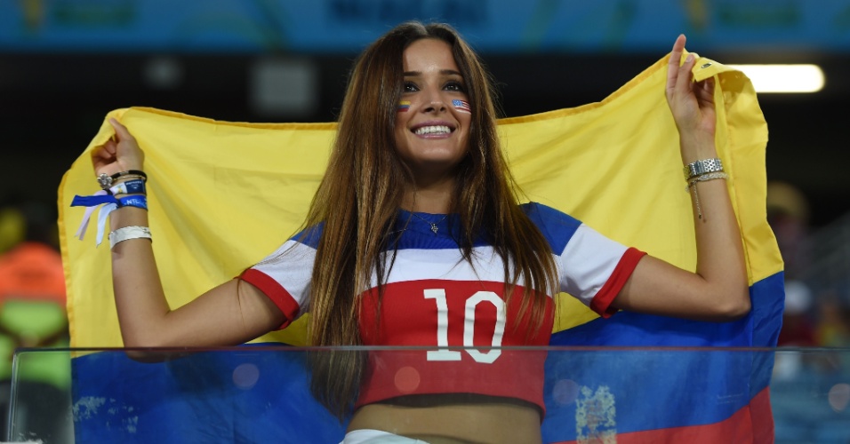 16.jun.2014 - A bandeira é da Colômbia, mas torcedora comparece à Arena das Dunas para a partida entre Gana e EUA