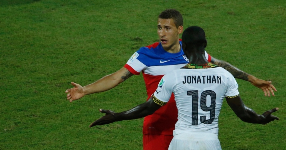 16.jun.2014 - Após dividida, ganês Jonathan Mensah e americano Fabian Johnson discutem no gramado da Arena das Dunas