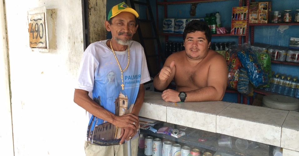 Aposentado Wilson Silva conversa com um comerciante na favela em frente ao hotel da seleção brasileira em Fortaleza