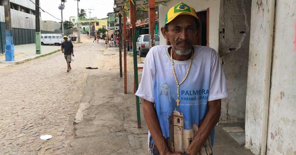 Aposentado Wilson Silva posa para foto na favela do Oitão Preto, em Fortaleza