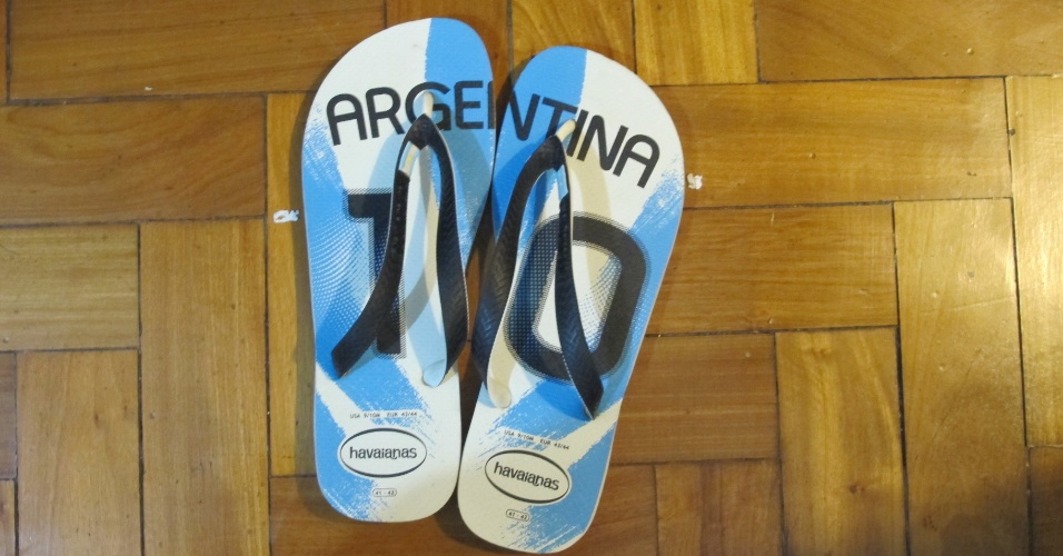 Argentinos usam chinelos personalizados em Belo Horizonte 