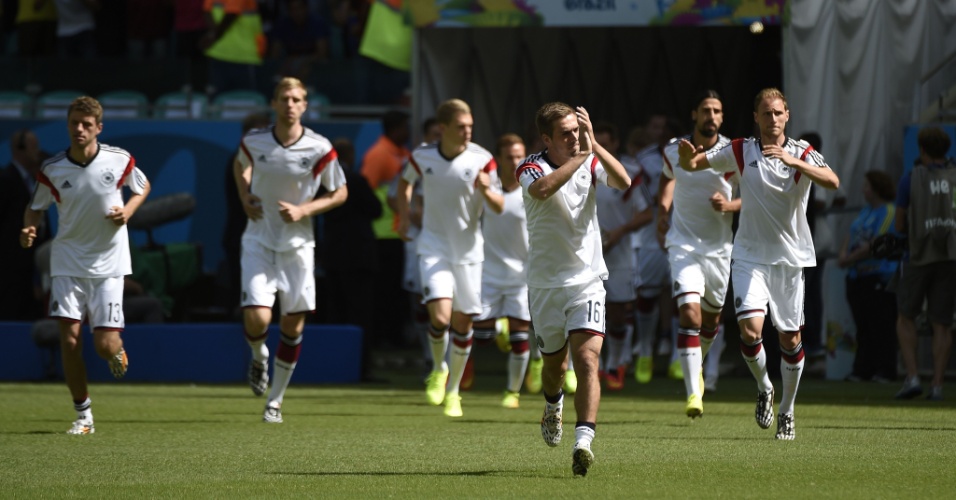 Capitão alemão Philipp Lahm agradece apoio da torcida na Arena Fonte Nova antes da partida contra Portugal