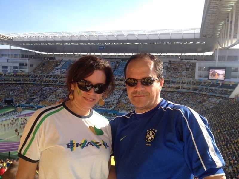 Casal acompanhou a abertura da Copa no Itaquerão. Mande sua foto no estádio: use a hashtag #uolnacopa no Instagram ou Twitter. Você também pode enviar um WhatsApp para (11) 94288.3664