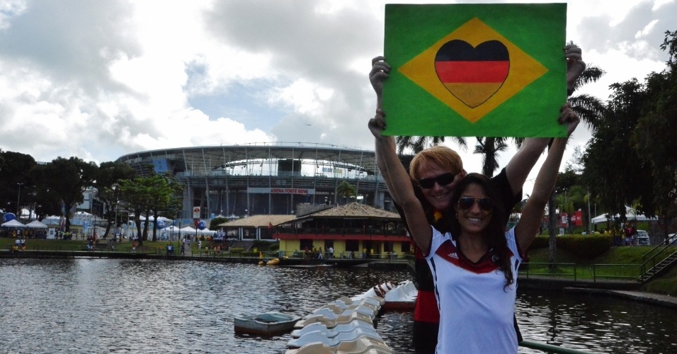 Casal alemão posa para fotos em frente à Fonte Nova horas antes da partida contra Portugal