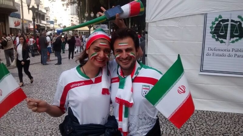 Casal de torcedores do Irã no centro de Curitiba