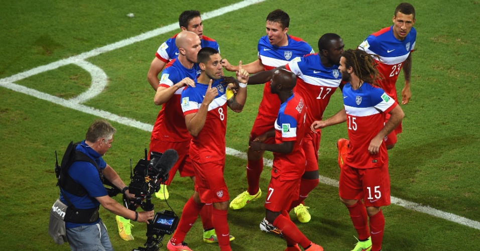 16.jun.2014 - Clint Dempsey agradece e comemora com seus companheiros de EUA após marcar contra Gana na Arena das Dunas
