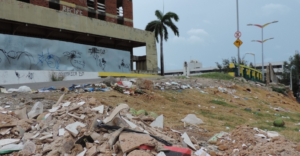 Com hotel da seleção ao fundo, favela do Oitão Preto, em Fortaleza, apresenta acúmulo de lixo e cenário de destruição