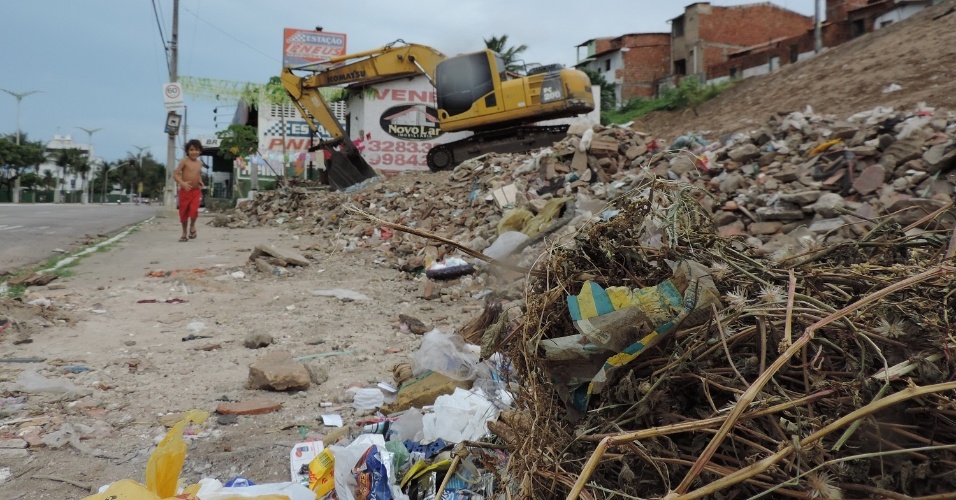 Com hotel da seleção ao fundo, favela do Oitão Preto, em Fortaleza, apresenta acúmulo de lixo e cenário de destruição