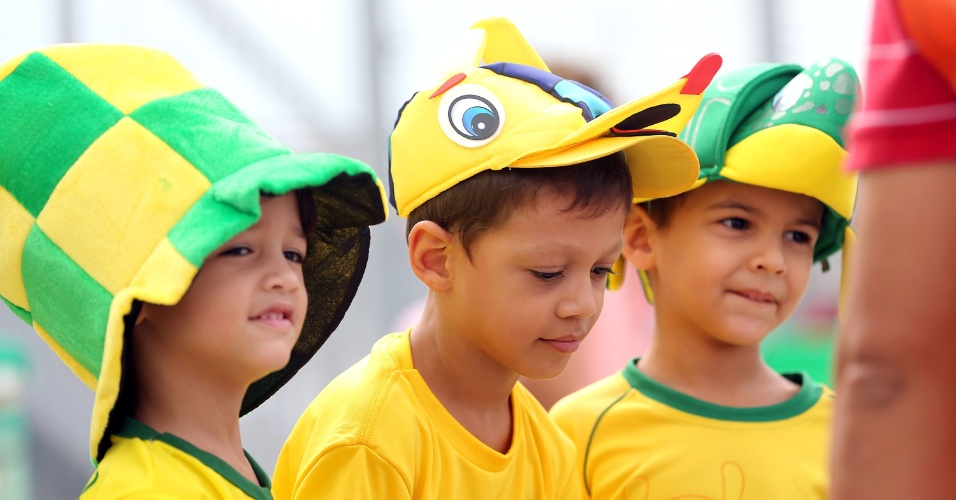 Crianças marcam presença nos arredores do Castelão antes do treinamento da seleção brasileira no estádio