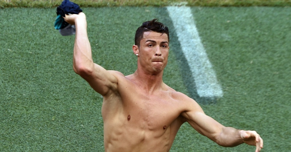 Cristiano Ronaldo atira camisa para a torcida antes da partida contra a Alemanha em Salvador