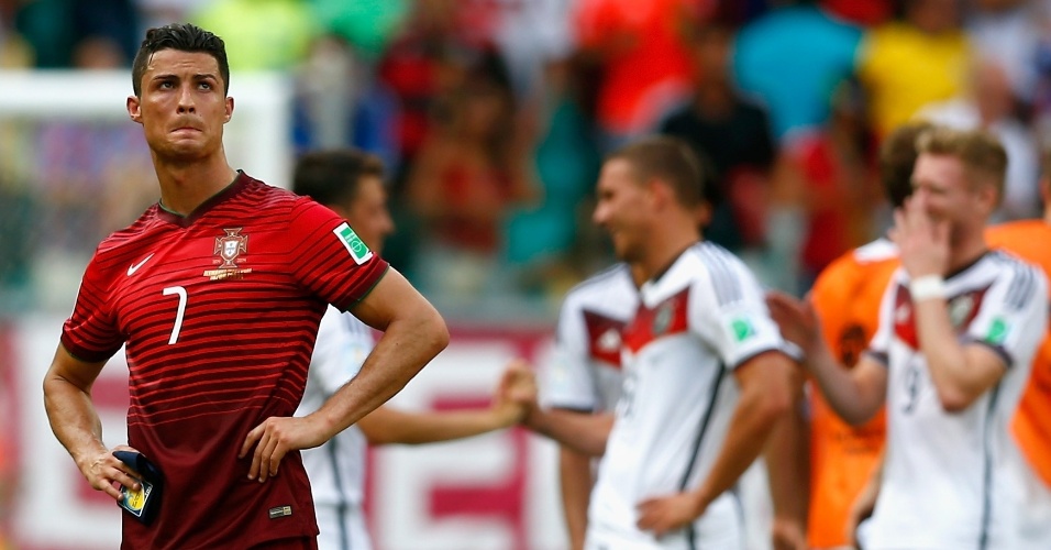 Cristiano Ronaldo deixa o campo após a goleada da Alemanha sobre Portugal na Fonte Nova