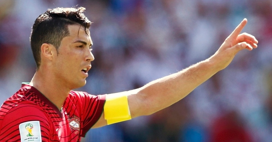 Cristiano Ronaldo gesticula na partida entre Portugal e Alemanha na Copa do Mundo