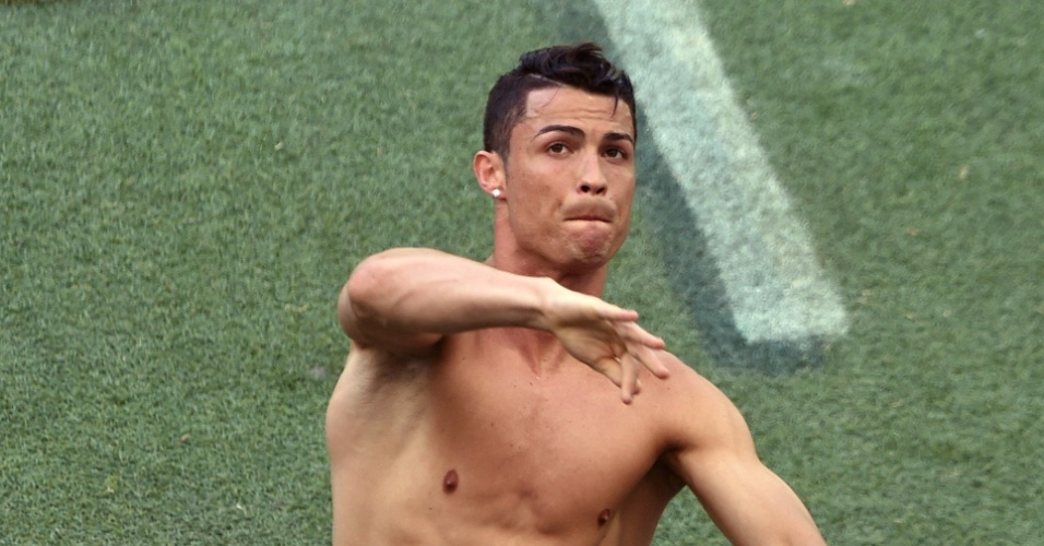 Cristiano Ronaldo joga camiseta para a torcida antes da partida contra a Alemanha