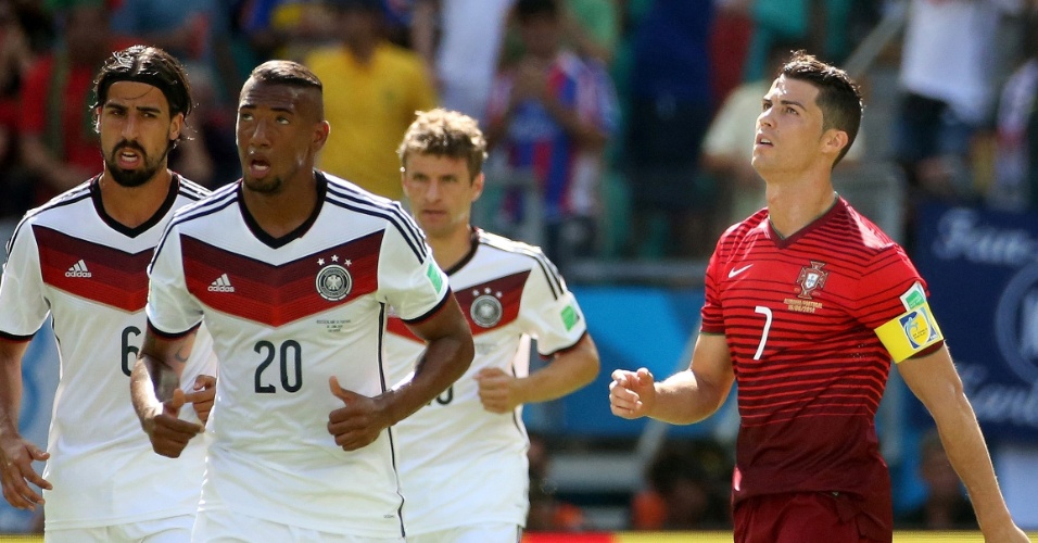 Cristiano Ronaldo olha para o alto enquanto os alemães comemoram gol marcado na partida contra Portugal