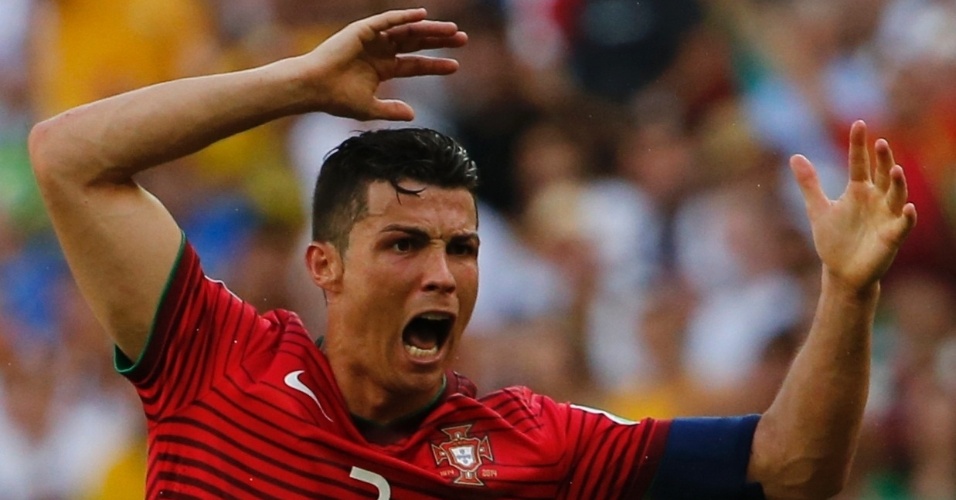 Cristiano Ronaldo reclama de pênalti no segundo tempo do jogo entre Portugal e Alemanha em Salvador