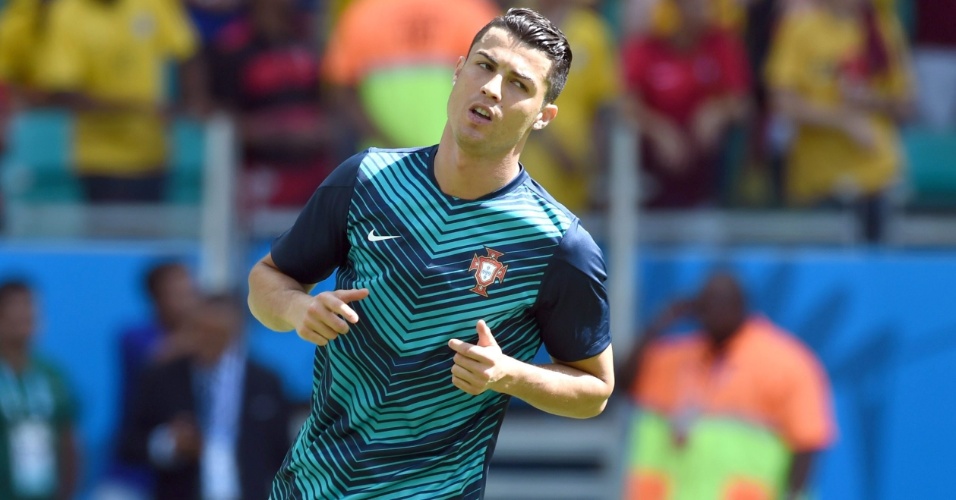 Cristiano Ronaldo se aquece no gramado da Arena Fonte Nova usando proteção no joelho esquerdo