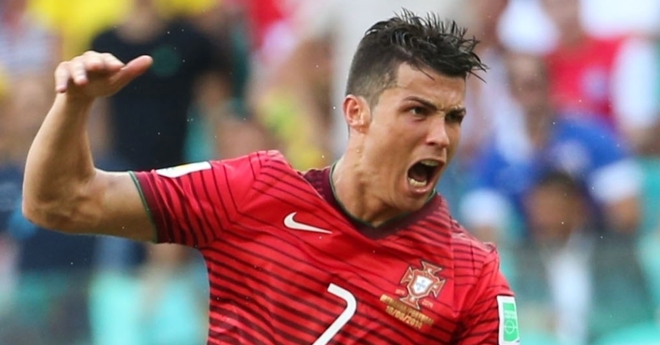 Cristiano Ronaldo tenta jogada na derrota de Portugal para a Alemanha na Copa do Mundo