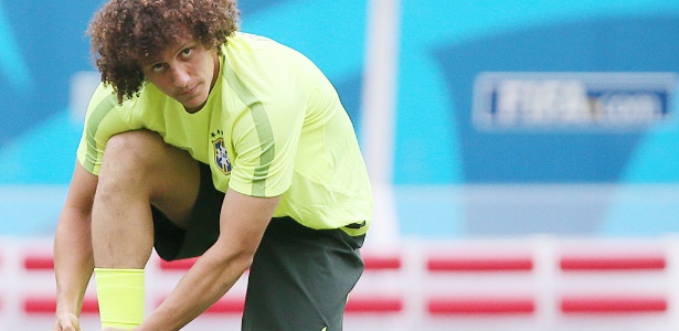 David Luiz amarra a chuteira durante treino do Brasil no Castelão