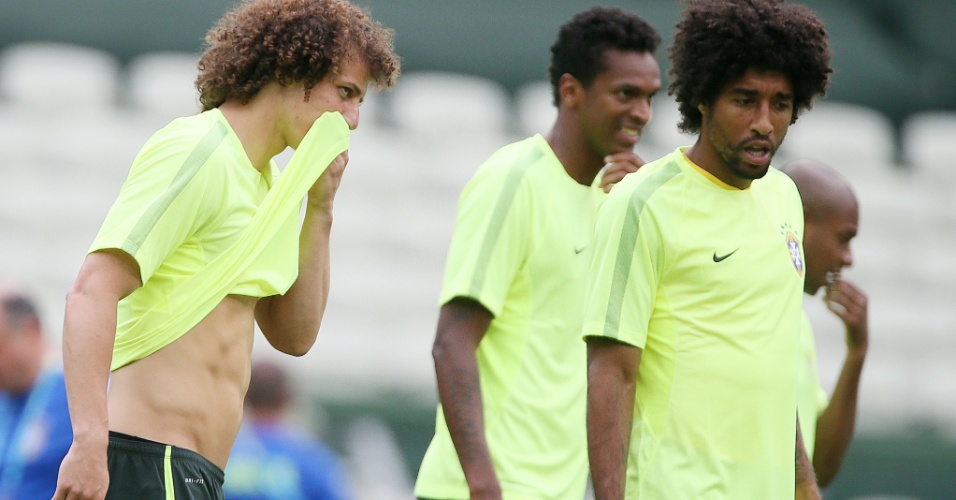 David Luiz, Jô e Willian em treinamento da seleção