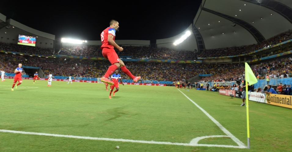 16.jun.2014 - Dempsey "voa" para comemorar o gol dos EUA contra Gana. O placar foi aberto com menos de um minuto de jogo