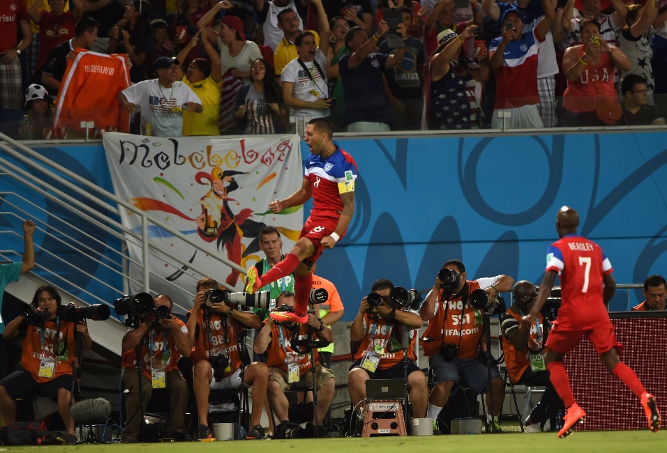 Dempsey "voa" para comemorar o gol dos EUA contra Gana. O placar foi aberto com menos de um minuto de jogo