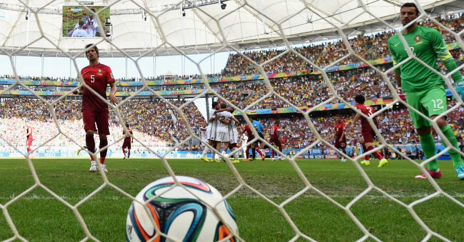 Detalhe da bola no fundo da rede após Thomas Müller marcar de pênalti para a Alemanha contra Portugal
