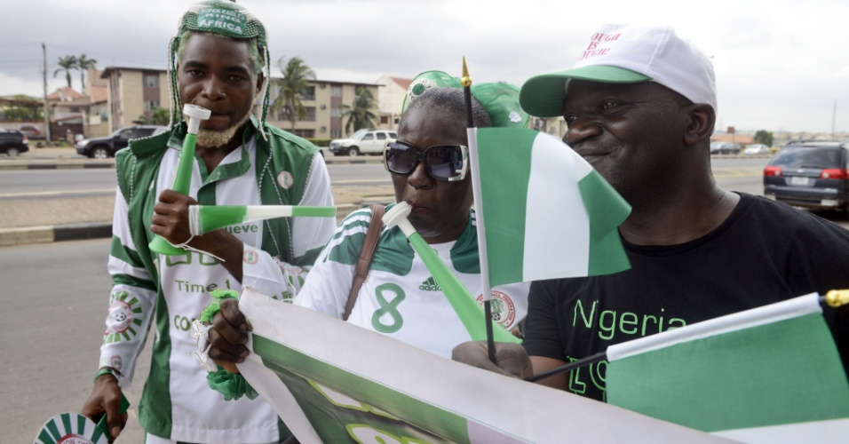 Em Lagos, capital da Nigéria, torcedores se preparam para acompanhar estreia do país contra o Irã