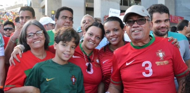 Família de Pepe, com o pai Anael Feitosa (último à dir.), foi a Salvador