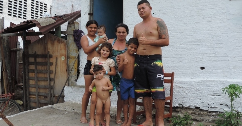 Família humilde da comunidade Oitão Preto, em frente ao hotel da seleção brasileira