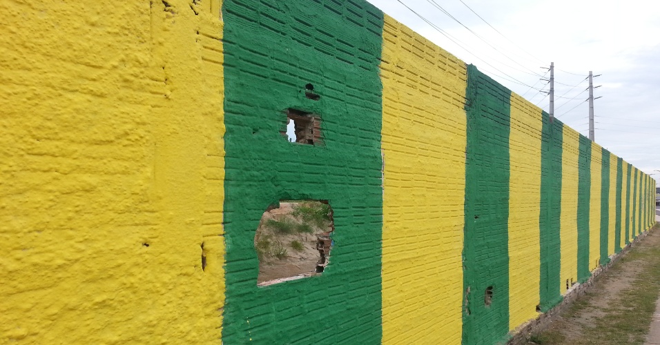 Muro depredado por manifestantes há um ano em Fortaleza. Cidade viveu protesto violento com 40 mil pessoas.