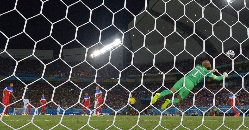 16.jun.2014 - Goleiro americano Tim Howard se estica para fazer defesa na partida contra Gana, na Arena das Dunas