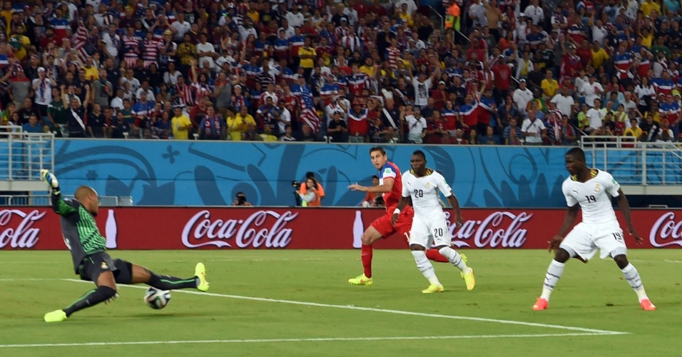 16.jun.2014 - Goleiro Kwarasey tenta, mas não impede que os EUA fiquem na frente do placar contra Gana com menos de 30 segundos de jogo