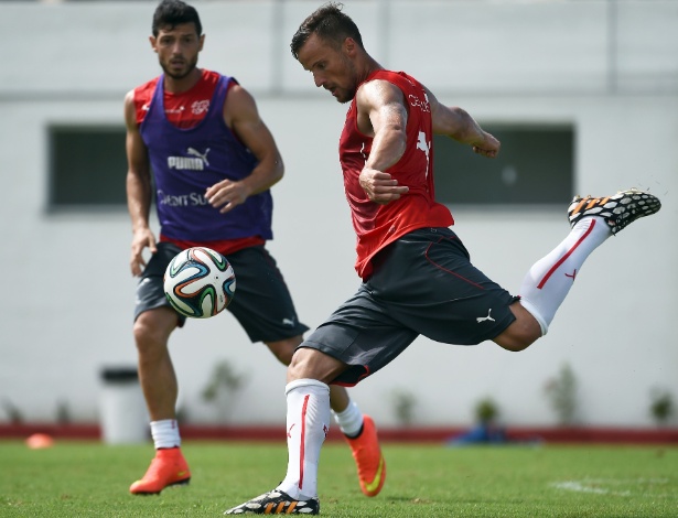 Haris Seferovic, atacante da Suiça, participa de treino com bola da equipe, em Porto Seguro