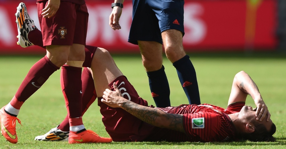 Hugo Almeida fica no chão após lance na partida entre Portugal e Alemanha