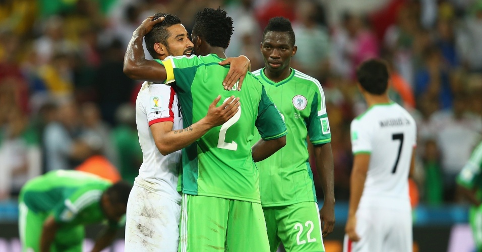 Iranianos e nigerianos se abraçam após o primeiro 0 a 0 da Copa no Brasil