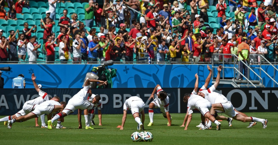 Jogadores alemães fazem aquecimento no gramado da Arena Fonte Nova antes da estreia na Copa do Mundo contra Portugal