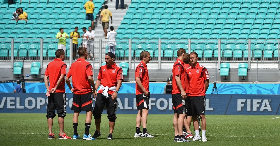 Jogadores alemães são clicados no gramado da Arena Fonte Nova antes da partida contra Portugal